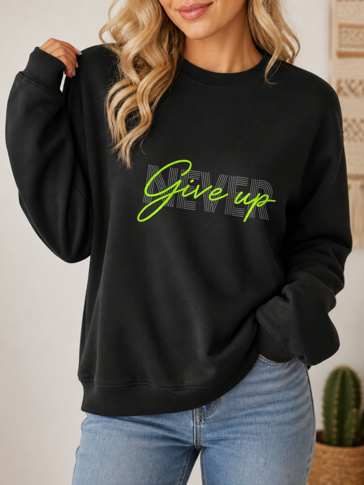 Never Give Up Vintage Boho Graphic Sweatshirt - Hanes_Black Model
