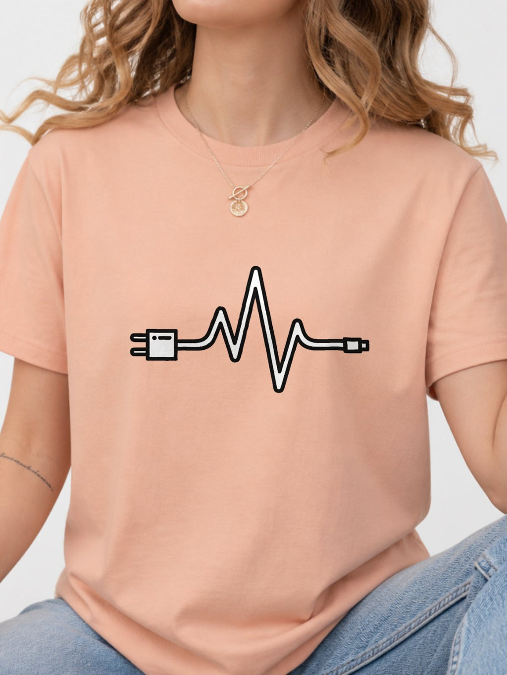 Power Cord Wave Line Graphic T-Shirt - Dusty Rose Model