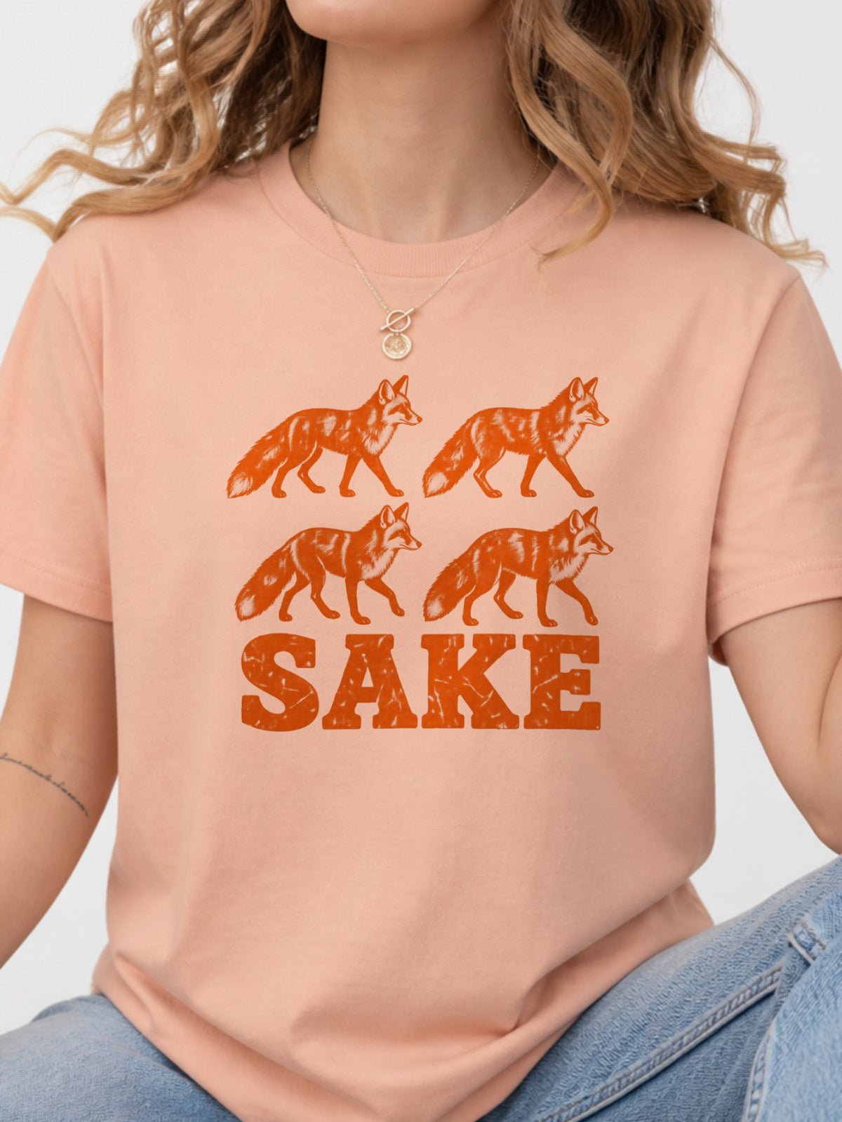 Four Foxes Sake Graphic T-Shirt - Dusty Rose Model