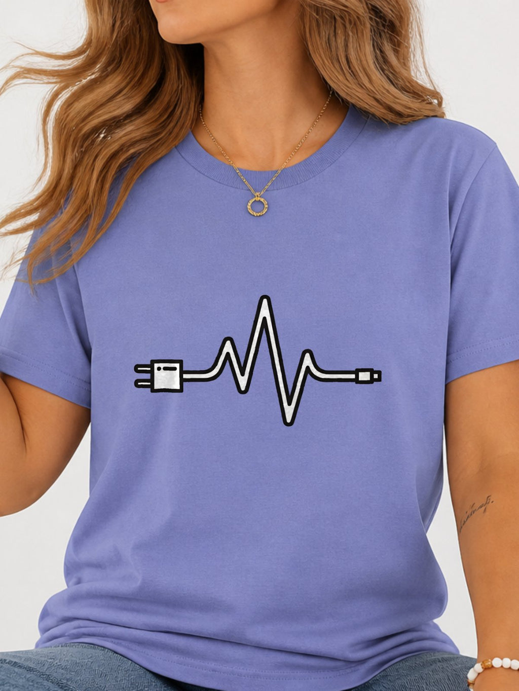 Power Cord Wave Line Graphic T-Shirt - Violet Model