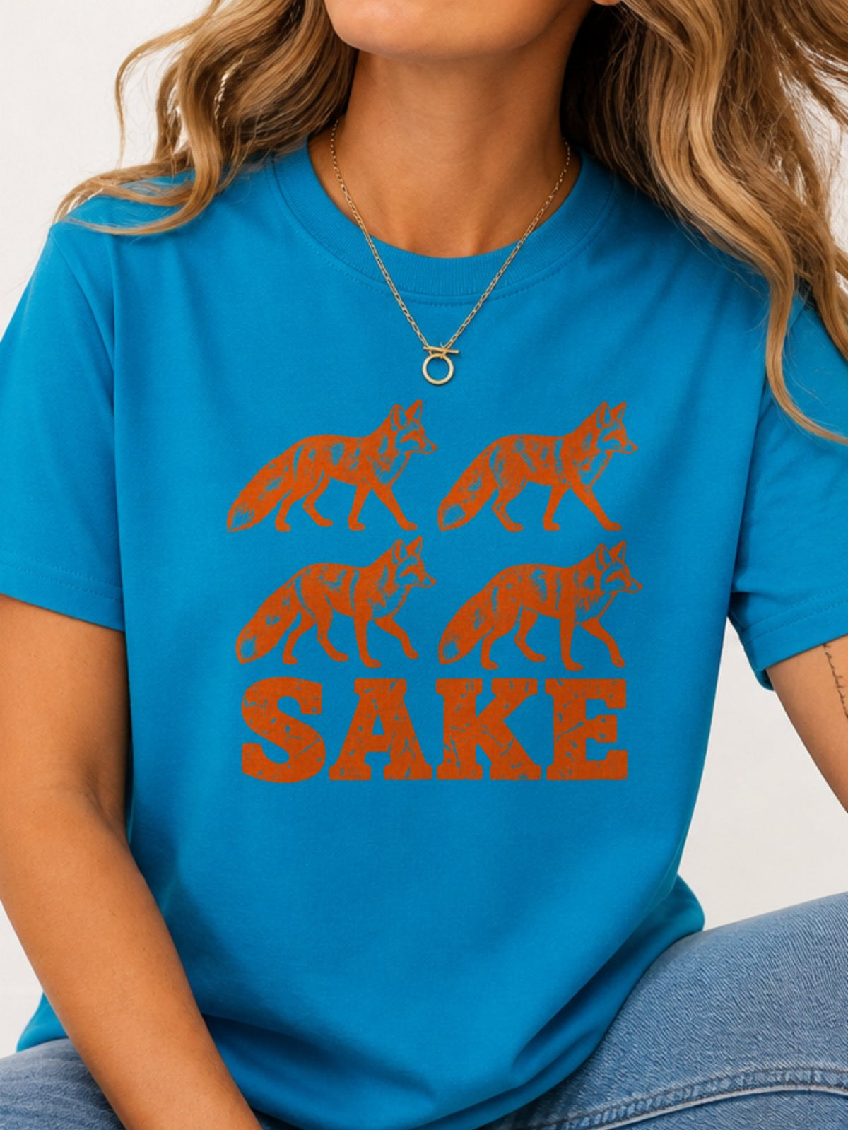 Four Foxes Sake Graphic T-Shirt - Sapphire Model