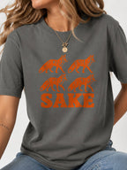 Four Foxes Sake Graphic T-Shirt - Charcoal Model