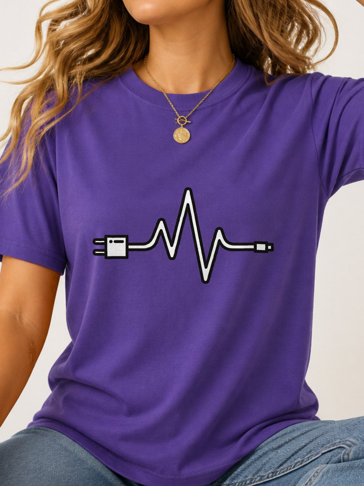 Power Cord Wave Line Graphic T-Shirt - Lilac Model